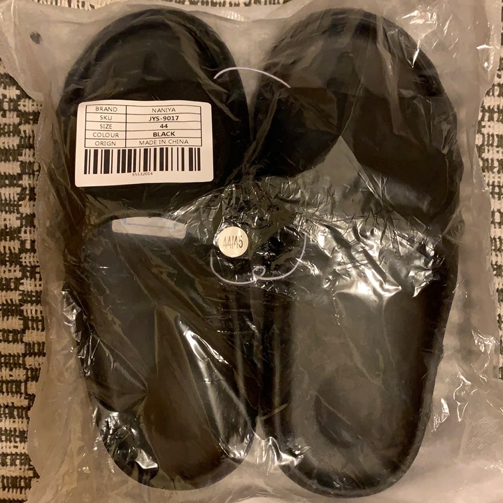 NWOT Naniya sandals - size 44